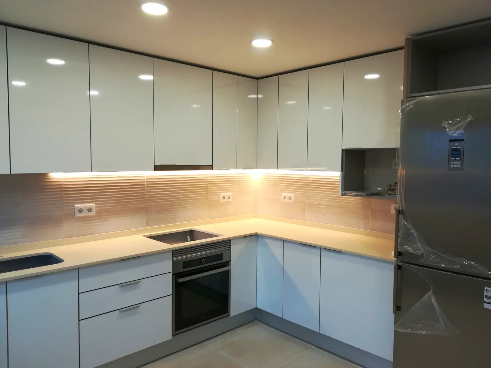 Cozinha de apartamento em Almada — DEPOIS